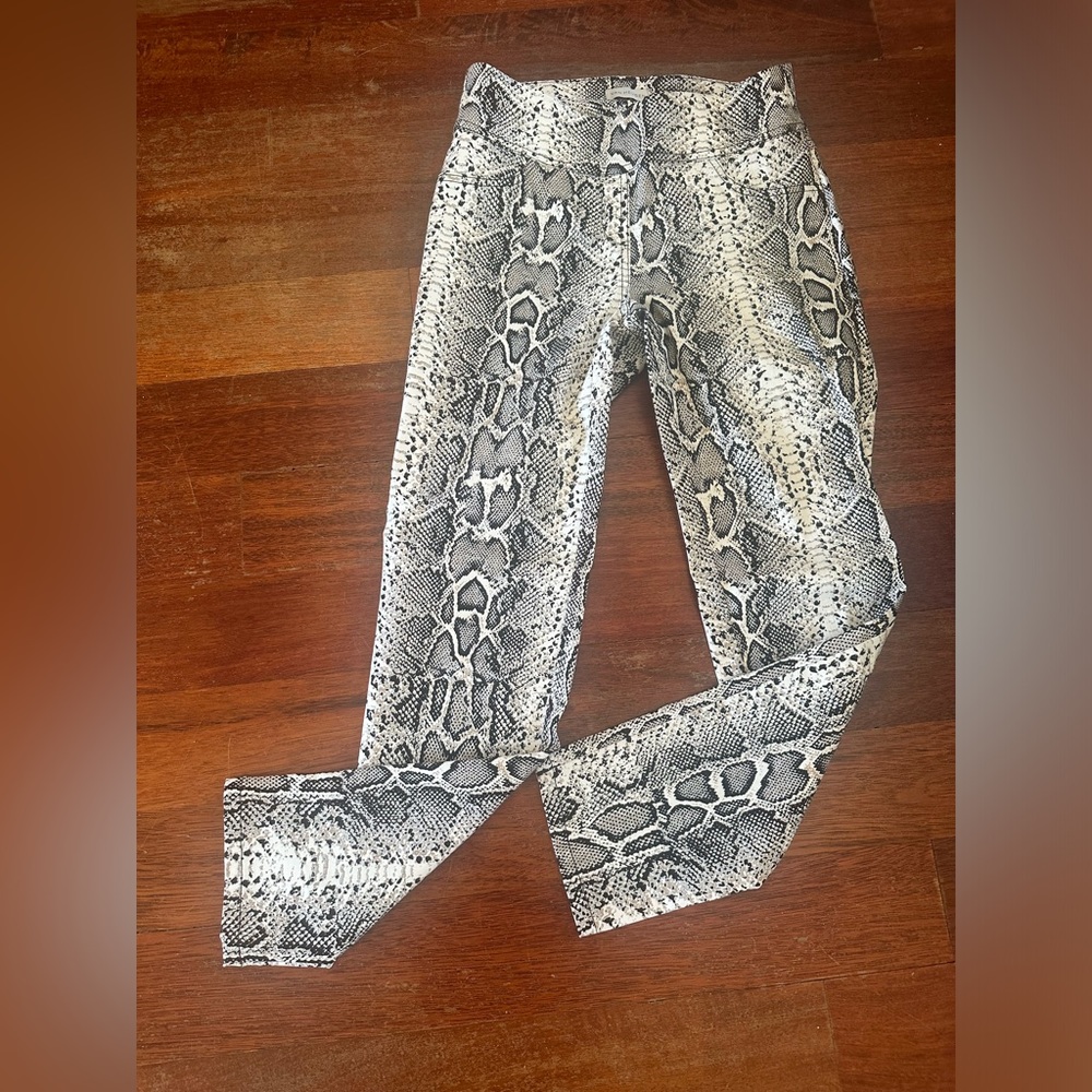 Van Heusen animal print stretch pants SZ 2 Short